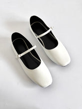 Load image into Gallery viewer, The Mia Shoes White
